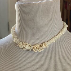 Vintage 1980s White Puka Shell Choker Necklace w/ barrel clasp and Front Bow🐚🎀💝